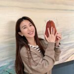 Hebe Tien Fu-chen Instagram - 🐉和樂龍龍年夜飯🍽️ 媽媽為了年夜飯從早忙到晚，真辛苦啊！ 我則⋯負責吃，也是不容易的重責大任啊！🐽🤰🏻 朋友送了個比臉大的烏魚子，根本是巨人吃的尺寸啊！ 笑瞇瞇與之合影一張，以茲紀念。 #笑到魚尾紋像在慶祝什麼似的如煙火一樣炸開👀💥🐟 #從早吃到晚談何龍易啊