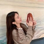 Hebe Tien Fu-chen Instagram - 🐉和樂龍龍年夜飯🍽️ 媽媽為了年夜飯從早忙到晚，真辛苦啊！ 我則⋯負責吃，也是不容易的重責大任啊！🐽🤰🏻 朋友送了個比臉大的烏魚子，根本是巨人吃的尺寸啊！ 笑瞇瞇與之合影一張，以茲紀念。 #笑到魚尾紋像在慶祝什麼似的如煙火一樣炸開👀💥🐟 #從早吃到晚談何龍易啊