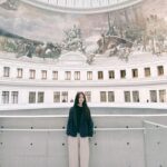 Hebe Tien Fu-chen Instagram - Bourse de Commerce: Pinault Collection ［皮諾私人美術館］ 曾為穀倉，19世紀興建為巴黎證券交易所，如今改建成私人美術館。 隨著時代變遷，從儲放生存必須之糧倉，到貨幣數字流轉處，再把錢錢變成喜歡的作品，成為一處分享創造力，展示美的建築。 巴洛克古典富麗與安藤忠雄的現代極簡混搭，一個看得見過去、現在、未來的建築，日光從透明穹窿灑落，照亮一件件被收藏著的創意與生命力。很是美麗！