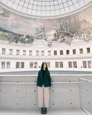 Hebe Tien Fu-chen Instagram - Bourse de Commerce: Pinault Collection
［皮諾私人美術館］

曾為穀倉，19世紀興建為巴黎證券交易所，如今改建成私人美術館。
隨著時代變遷，從儲放生存必須之糧倉，到貨幣數字流轉處，再把錢錢變成喜歡的作品，成為一處分享創造力，展示美的建築。
巴洛克古典富麗與安藤忠雄的現代極簡混搭，一個看得見過去、現在、未來的建築，日光從透明穹窿灑落，照亮一件件被收藏著的創意與生命力。很是美麗！