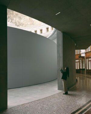Hebe Tien Fu-chen Instagram - Bourse de Commerce: Pinault Collection
［皮諾私人美術館］

曾為穀倉，19世紀興建為巴黎證券交易所，如今改建成私人美術館。
隨著時代變遷，從儲放生存必須之糧倉，到貨幣數字流轉處，再把錢錢變成喜歡的作品，成為一處分享創造力，展示美的建築。
巴洛克古典富麗與安藤忠雄的現代極簡混搭，一個看得見過去、現在、未來的建築，日光從透明穹窿灑落，照亮一件件被收藏著的創意與生命力。很是美麗！