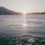 Hebe Tien Fu-chen Instagram – 是日絕景 「霜花」

關於阿寒湖飄渺的霜花 👩🏻‍🏫

「霜花」是造型獨特的冰晶，只有當天氣條件恰到好處時，才能形成如此罕見的自然現象。

當氣溫降至攝氏零下 15 度以下，在未積雪的結冰湖面上，霜花能在相對無風的環境中形成。

每片霜花都很脆弱，氣溫或風稍微有異，就有可能融化。

因此，能在如此酷寒的特定條件下，觀賞到美麗霜花之人，想必是個幸運的傢伙！

#能看見此篇發文的你想必也是一種小幸運
#阿寒湖
#霜花