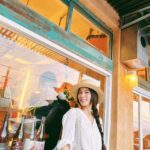 Hebe Tien Fu-chen Instagram - 🧡🌊😋 謝謝朋友前陣子邀約，一起在夏天的尾巴，一路駛向北海岸，佐著左手窗邊緩緩下墜澄澄的太陽，到水湳洞看看夕陽、吹吹海風、吃一餐輕巧美好。 品嚐過許多充滿理想抱負而慎重其事、有模有樣有態度的星星餐廳，有幸體會了各有各的滋味與美味。 但我更喜歡這樣輕鬆寫意的作品，有在地的食材、生活的影子、時間的閱歷、對食物的熱情，自然巧妙融合在一起，端上桌的是精心，吃下肚的是愉悅輕巧。 正如老闆臉上美麗的雀斑，看似是上天與陽光不經意灑落的傑作，但其實裡面有愛有熱情，甚至不知道煞費了多少苦心。 讓我想起“要很努力，看起來才能毫不費力。” 期許自己有天也能做出這樣的作品。 #我不會自己挖洞跳也不會拿石頭砸自己的腳告訴你們餐廳叫做迴回以至於未來自己預約困難 #溫馨提醒傍晚勿著全黑服飾以免你的血肉變成蚊子的果汁 @huihui_cave