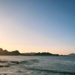 Hebe Tien Fu-chen Instagram - 🧡🌊😋 謝謝朋友前陣子邀約，一起在夏天的尾巴，一路駛向北海岸，佐著左手窗邊緩緩下墜澄澄的太陽，到水湳洞看看夕陽、吹吹海風、吃一餐輕巧美好。 品嚐過許多充滿理想抱負而慎重其事、有模有樣有態度的星星餐廳，有幸體會了各有各的滋味與美味。 但我更喜歡這樣輕鬆寫意的作品，有在地的食材、生活的影子、時間的閱歷、對食物的熱情，自然巧妙融合在一起，端上桌的是精心，吃下肚的是愉悅輕巧。 正如老闆臉上美麗的雀斑，看似是上天與陽光不經意灑落的傑作，但其實裡面有愛有熱情，甚至不知道煞費了多少苦心。 讓我想起“要很努力，看起來才能毫不費力。” 期許自己有天也能做出這樣的作品。 #我不會自己挖洞跳也不會拿石頭砸自己的腳告訴你們餐廳叫做迴回以至於未來自己預約困難 #溫馨提醒傍晚勿著全黑服飾以免你的血肉變成蚊子的果汁 @huihui_cave