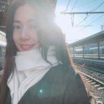 Hebe Tien Fu-chen Instagram - 🚄🐌 窗外放映的風景好美； 車廂內滿座的乘客，卻安靜得連掉下一根針都會被聽見。 有一點耽溺於這樣的寧靜。 擁有目的地的列車急行著， 載著漫無目的的我徐行著。 想到金城武說的：「世界越快，心，則慢。」 用自己的配速，走自己人生的路。 #外冷內要熱 #心還是熱的 #寒冬要送暖 #照顧自己 #溫暖他人 #我愛你們