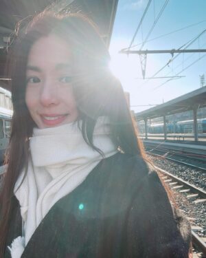 Hebe Tien Fu-chen Instagram - 🚄🐌 
窗外放映的風景好美；
車廂內滿座的乘客，卻安靜得連掉下一根針都會被聽見。

有一點耽溺於這樣的寧靜。

擁有目的地的列車急行著，
載著漫無目的的我徐行著。

想到金城武說的：「世界越快，心，則慢。」

用自己的配速，走自己人生的路。

#外冷內要熱
#心還是熱的
#寒冬要送暖
#照顧自己
#溫暖他人
#我愛你們