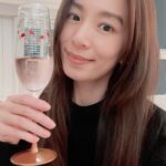 Hebe Tien Fu-chen Instagram - 🍓我的莓好時光🍓 手握著我可愛的草莓香檳杯，喝著微醉氣泡帶出淡淡的草莓香氣，和心愛的家人朋友團聚，一起喝了搖曳，是我的莓好時光。 #微醉ほろよい #草莓奢華氣泡 #輕奢草莓香檳杯 #微醉莓好時光 @horoyoi_tw