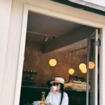 Hebe Tien Fu-chen Instagram - ☕️☁️🐶 喝一杯小咖啡，巧遇一位小朋友， 可口，可愛，可以的生活。 #其實我有新單曲啦 #乘著無人光影的遠行 #覺得我看起來無所事事的朋友請點👆🏻🔗聆聽 #謝謝