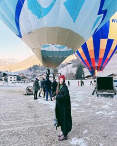 Hebe Tien Fu-chen Instagram - Never say never！ 「我是不會搭熱氣球、跳傘、高空彈跳、雲霄飛車⋯這種東西的。」懼高的我，從前總這樣鐵口斷言。 寧靜的早晨，乘著熱氣球，和太陽同步冉冉升起，眺望著如童話般的小鎮。高低起落，有時可以和地上滑雪的孩子們喊話；有時覺得伸手不遠幾乎就能觸到Mont blanc。這一切真美！ 平安降落後，同行夥伴們一起合力收起巨大的氣球，嘻笑間讓費力的事，也輕鬆起來。 動不動就有名目開香檳慶祝的法國人，當然不會放過這個可愛的時刻喝一杯呀！ 豪邁的香檳裝滿滿，陽光也不吝嗇一起灑進杯裡，和氣泡一點一點在杯裡上升，心情也漂浮著。 嗯。體驗人生。Never say never. 哈哈！ #你也做過什麼從前說過絕不的事嗎 #也就是你做過什麼打臉自己的事呢