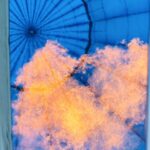 Hebe Tien Fu-chen Instagram - Never say never！ 「我是不會搭熱氣球、跳傘、高空彈跳、雲霄飛車⋯這種東西的。」懼高的我，從前總這樣鐵口斷言。 寧靜的早晨，乘著熱氣球，和太陽同步冉冉升起，眺望著如童話般的小鎮。高低起落，有時可以和地上滑雪的孩子們喊話；有時覺得伸手不遠幾乎就能觸到Mont blanc。這一切真美！ 平安降落後，同行夥伴們一起合力收起巨大的氣球，嘻笑間讓費力的事，也輕鬆起來。 動不動就有名目開香檳慶祝的法國人，當然不會放過這個可愛的時刻喝一杯呀！ 豪邁的香檳裝滿滿，陽光也不吝嗇一起灑進杯裡，和氣泡一點一點在杯裡上升，心情也漂浮著。 嗯。體驗人生。Never say never. 哈哈！ #你也做過什麼從前說過絕不的事嗎 #也就是你做過什麼打臉自己的事呢