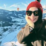 Hebe Tien Fu-chen Instagram - Never say never！ 「我是不會搭熱氣球、跳傘、高空彈跳、雲霄飛車⋯這種東西的。」懼高的我，從前總這樣鐵口斷言。 寧靜的早晨，乘著熱氣球，和太陽同步冉冉升起，眺望著如童話般的小鎮。高低起落，有時可以和地上滑雪的孩子們喊話；有時覺得伸手不遠幾乎就能觸到Mont blanc。這一切真美！ 平安降落後，同行夥伴們一起合力收起巨大的氣球，嘻笑間讓費力的事，也輕鬆起來。 動不動就有名目開香檳慶祝的法國人，當然不會放過這個可愛的時刻喝一杯呀！ 豪邁的香檳裝滿滿，陽光也不吝嗇一起灑進杯裡，和氣泡一點一點在杯裡上升，心情也漂浮著。 嗯。體驗人生。Never say never. 哈哈！ #你也做過什麼從前說過絕不的事嗎 #也就是你做過什麼打臉自己的事呢