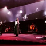 Hebe Tien Fu-chen Instagram – 《天堂與泥土》

很開心有機會能和自己欣賞喜歡的團deca joins一起表演。

身為樂迷的我，幸福如置身天堂，興奮緊張之餘，一不小心驗證了我彩排型歌手的宿命，而讓表演不甚完美，摔落地面灰頭土臉，回家懊惱沈澱了兩天，站起來拍拍身上的灰，還是想紀錄下這美好的時刻。

以為置身天堂，轉眼卻看見自己被深淵凝視著；在墜落深淵時又被溫柔地接住。

在這往復之中，deca的音樂可以接住我，彷彿他也明白理解著，日子有時沒那麼好，卻也不至太壞。

能有喜歡的音樂，陪著自己一起漂流，是幸福的。