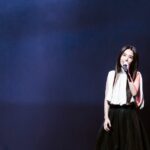 Hebe Tien Fu-chen Instagram – 《天堂與泥土》

很開心有機會能和自己欣賞喜歡的團deca joins一起表演。

身為樂迷的我，幸福如置身天堂，興奮緊張之餘，一不小心驗證了我彩排型歌手的宿命，而讓表演不甚完美，摔落地面灰頭土臉，回家懊惱沈澱了兩天，站起來拍拍身上的灰，還是想紀錄下這美好的時刻。

以為置身天堂，轉眼卻看見自己被深淵凝視著；在墜落深淵時又被溫柔地接住。

在這往復之中，deca的音樂可以接住我，彷彿他也明白理解著，日子有時沒那麼好，卻也不至太壞。

能有喜歡的音樂，陪著自己一起漂流，是幸福的。