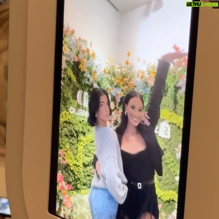 Heidi D'Amelio Instagram - What a weekend in NYC! Thank you to everyone that showed up to support our @dameliofootwear pop-up - we had such a blast! & thank you to @shopify for putting together the amazing space!! πΌππΏπ§‘