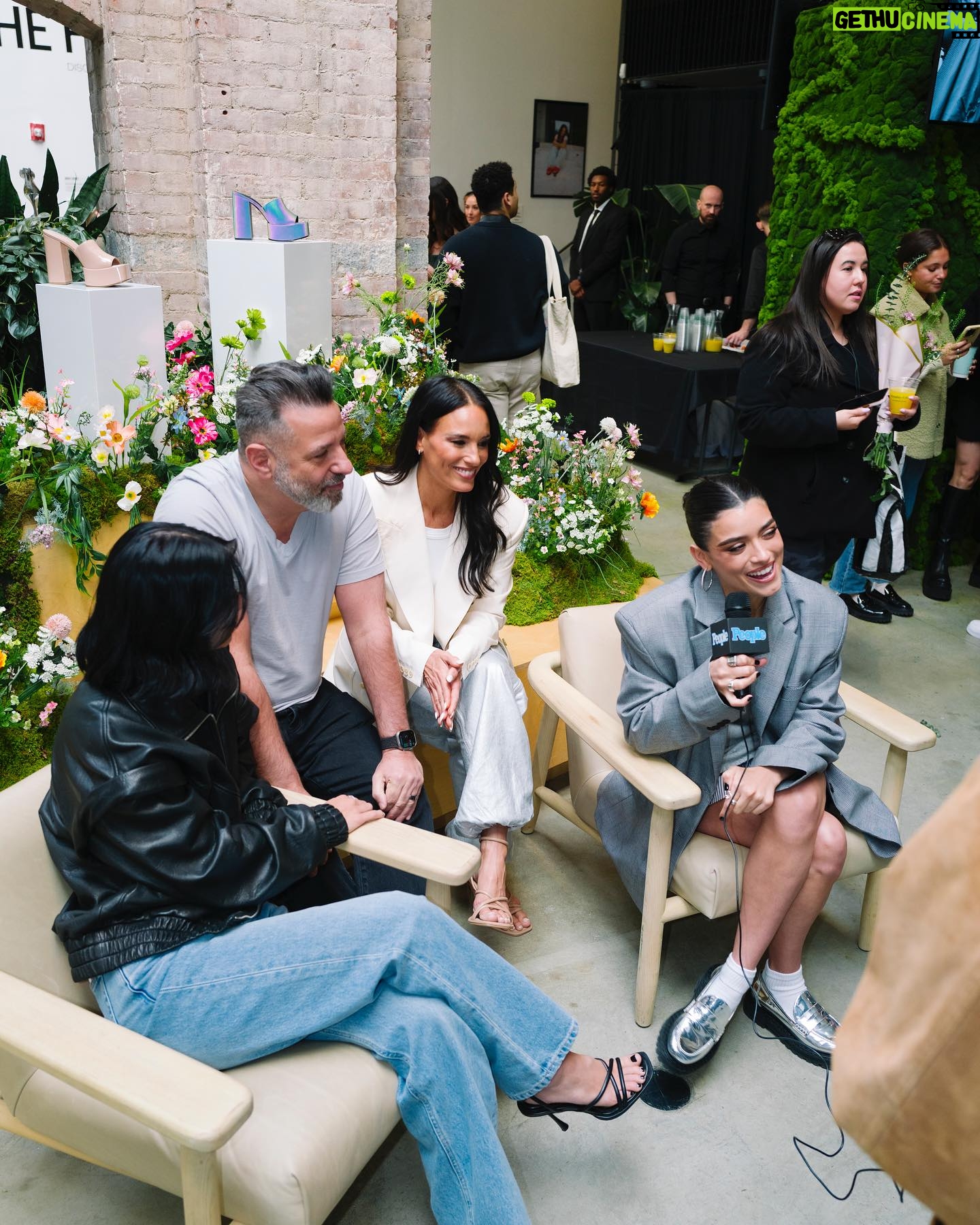 Heidi D'Amelio Instagram - What a weekend in NYC! Thank you to everyone that showed up to support our @dameliofootwear pop-up - we had such a blast! & thank you to @shopify for putting together the amazing space!! πΌππΏπ§‘