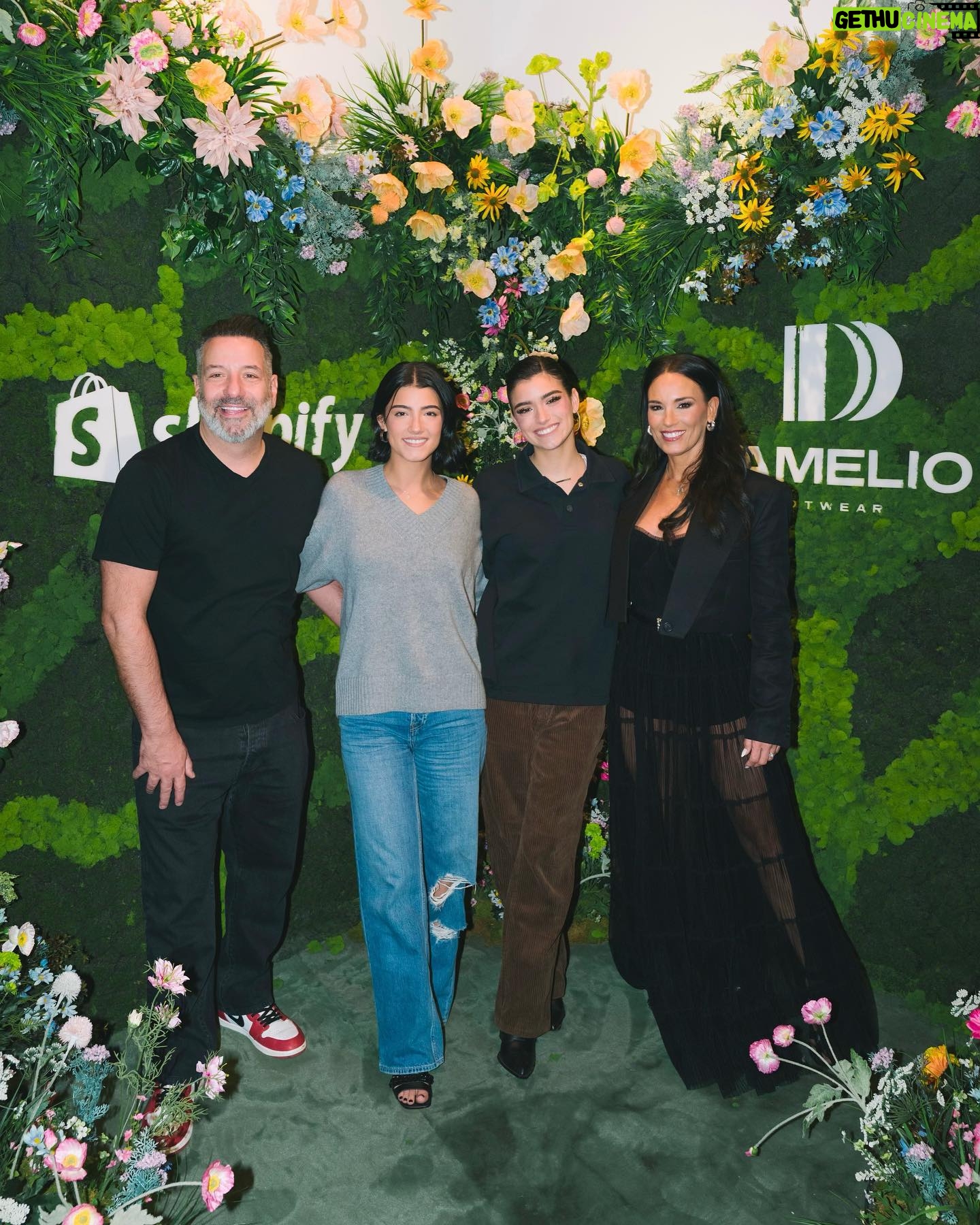 Heidi D'Amelio Instagram - What a weekend in NYC! Thank you to everyone that showed up to support our @dameliofootwear pop-up - we had such a blast! & thank you to @shopify for putting together the amazing space!! πΌππΏπ§‘