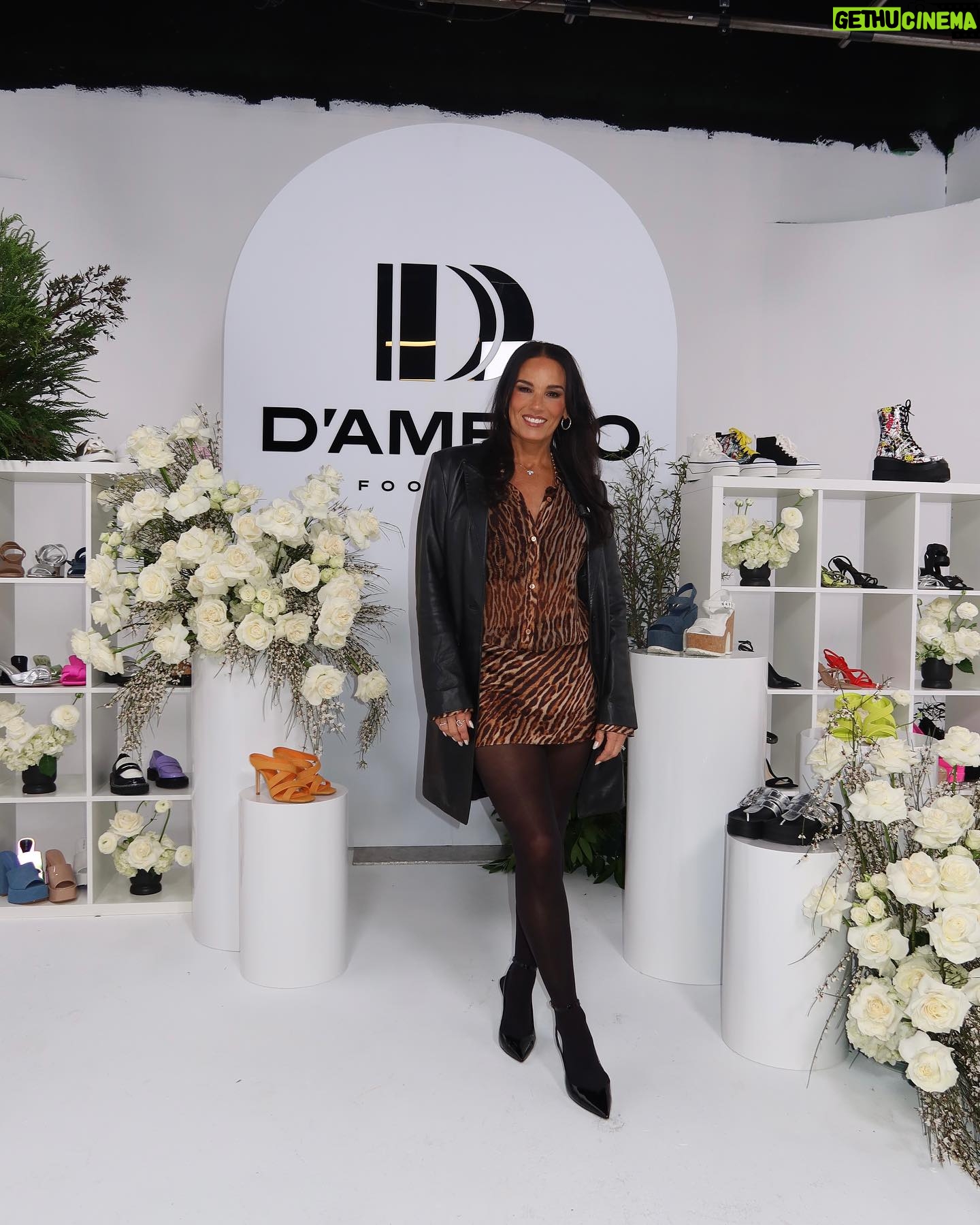 Heidi D'Amelio Instagram - This @dameliofootwear set up for @vinivia.live was everything! π€πΌπΏβ¨