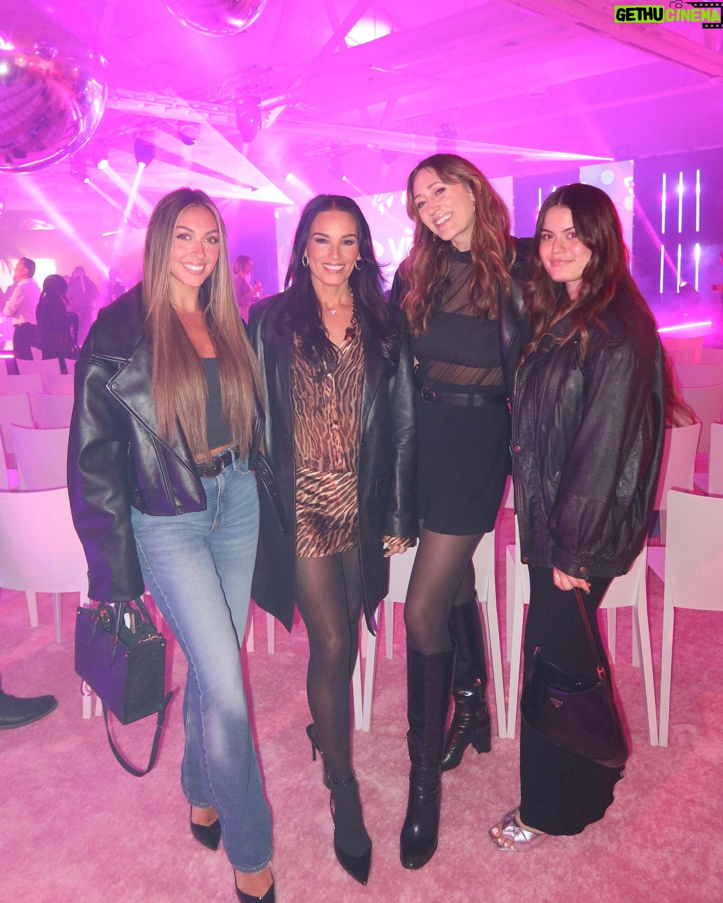 Heidi D'Amelio Instagram - This @dameliofootwear set up for @vinivia.live was everything! π€πΌπΏβ¨