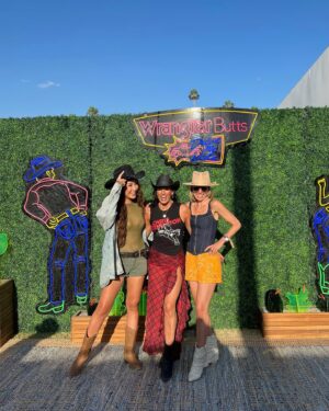 Heidi D'Amelio Instagram - Just a southern girl in her element 🐎🤠👢 — good music, good company, and watching my Dixie Jane do what she loves! 🤩

#proudmom #stagecoach #dameliofootwear