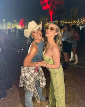 Heidi D'Amelio Instagram - Just a southern girl in her element 🐎🤠👢 — good music, good company, and watching my Dixie Jane do what she loves! 🤩

#proudmom #stagecoach #dameliofootwear