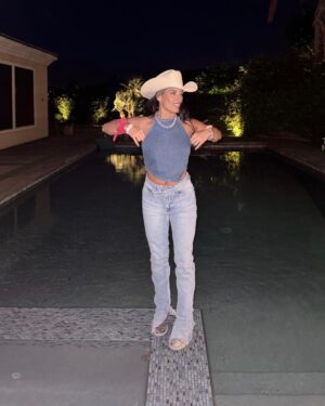 Heidi D'Amelio Instagram - Just a southern girl in her element 🐎🤠👢 — good music, good company, and watching my Dixie Jane do what she loves! 🤩

#proudmom #stagecoach #dameliofootwear