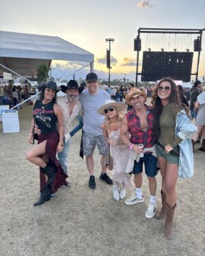 Heidi D'Amelio Instagram - Just a southern girl in her element 🐎🤠👢 — good music, good company, and watching my Dixie Jane do what she loves! 🤩

#proudmom #stagecoach #dameliofootwear