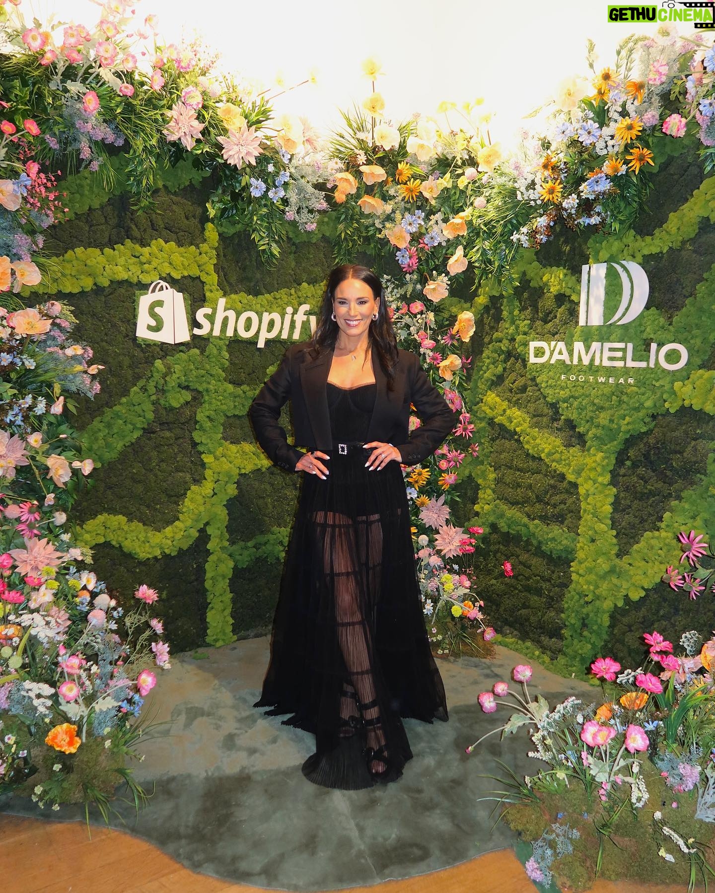 Heidi D'Amelio Instagram - What a weekend in NYC! Thank you to everyone that showed up to support our @dameliofootwear pop-up - we had such a blast! & thank you to @shopify for putting together the amazing space!! πΌππΏπ§‘