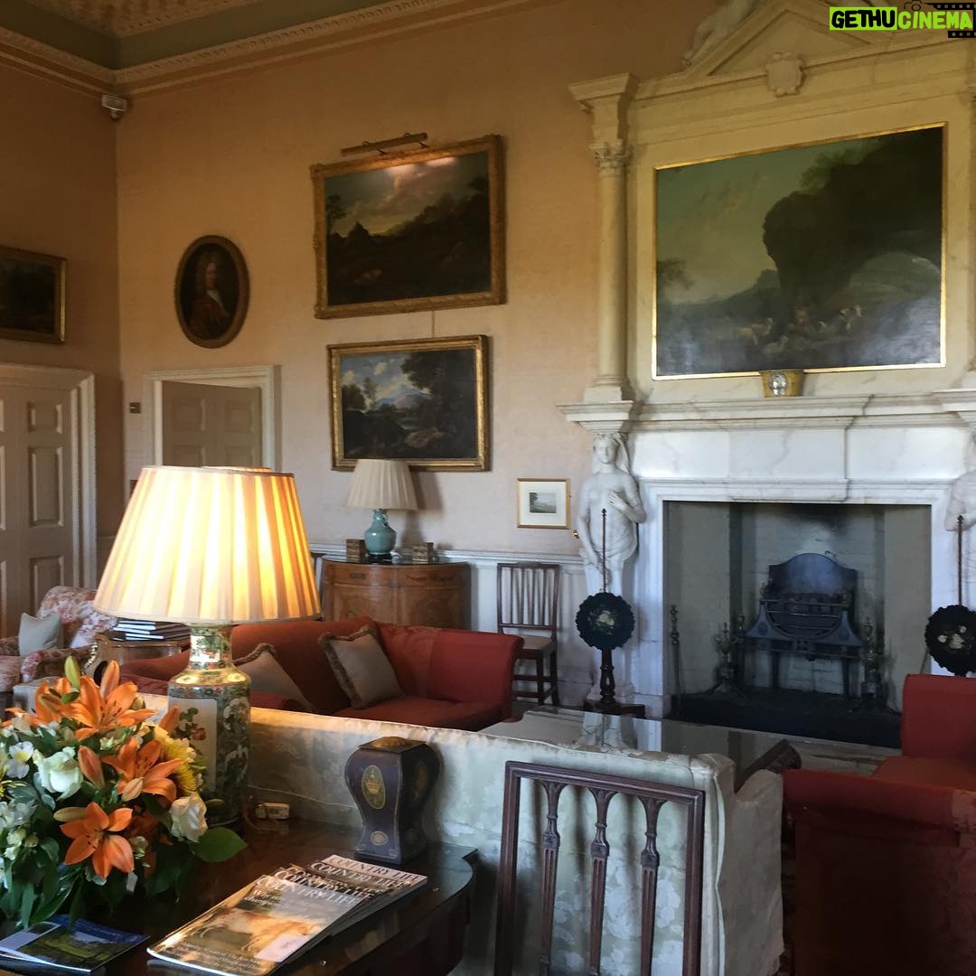 Helen Mirren Instagram - Classic English Countreh Hice. That’s how you pronounce country house if you are posh in Britain