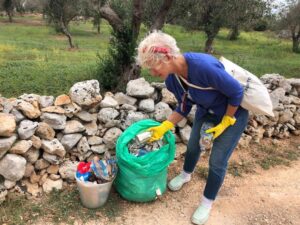 Helen Mirren Instagram - cleaning up the trash on the road in Italy. My sister and I  spent about an hour and cleaned up a whole long stretch. a simple thing but it makes a big difference. please don’t throw it 👩‍✈️