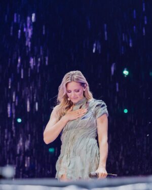 Helene Fischer Instagram - Was soll ich sagen…
Die Erinnerungen des letzten Jahres sind immer noch so präsent und ich werde wohl noch das ganze Jahr davon zehren, denn diese intensive Zeit mit euch hat schon jetzt einen ganz besonderen Platz in meinem Herzen. 
Ich könnte heulen, während ich das hier schreibe…
Ich hoffe, ihr könnt sehen und spüren wieviel Passion und Liebe hinter dieser Show steckt. 
Alles was ich liebe und mich ausmacht, ist für immer festgehalten! 

An die vielen Fans, die die Show gesehen haben und mein wundervolles Team:

Dieses Werk hier ist mein Dank an euch! Das war UNSERE Show🤍 
RAUSCH - Live 2023

Habt ALLE viel Spaß damit💥

📸: @sandraludewigofficial