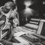Helene Fischer Instagram - Final Countdown! Einen lieben Gruß an euch aus dem Studio!!! Hier ist auch Vamos a Marte entstanden und ich möchte heute mal von Herzen Danke sagen, für euren Zuspruch und eure Begeisterung was den Song betrifft. Ich hoffe, ihr habt alle schon euren Vamos-Moment mit der Nummer erlebt 🙌🏼 In den letzten Wochen war ich hier so in meinem Tunnel und arbeite jetzt täglich an der Fertigstellung meines Albums. Ihr könnt euch nicht vorstellen, wie sehr es mich erfüllt hat, das Musik wieder so im Fokus stand und ich mir hier die Seele aus dem Leib singen konnte. Es hat so unfassbar gut getan. Ihr dürft euch wirklich auf was Schönes freuen! 🧡