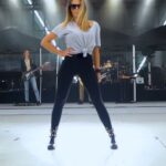 Helene Fischer Instagram – Ich bin immer noch am Durchdrehen, wenn ich das sehe. 😍 
Neben müden Gliedern, schlaflosen Nächten, zu wenig Probezeit für solch eine Show und Regen 🙄 hatten wir aber immer eins: viel Spaß!!! 
Ich verneige mich vor allen Kreativen und dem gesamten Team vor, hinter und auf der Bühne – ohne euch wäre die Show nicht machbar gewesen! 
Danke, dass dieser Abend durch eure unermüdliche Passion, Energie und Liebe unvergessen bleibt. ✨

T
H
A
N
K

Y
O
U

💥