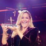 Helene Fischer Instagram - ❤️Dank euch!!!❤️#1 Album!!! Ich flipp’ aus💋 Nach so vielen unzähligen Gedanken, schlaflosen Nächten, akribischer Detailarbeit am Sound, Diskussionen und Meinungsverschiedenheiten, purer Vorfreude und innerem Bedürfnis aller Welt die neuen Songs zu zeigen, habe ich diese #1 nur eurer Treue und Neugier zu verdanken🙏🏼 Ihr macht mich damit sehr glücklich, dennoch war mir bei diesem Album am wichtigsten, mich als Künstlerin mitzuteilen - auch mal mit neuen, ungewohnten Tönen und einer Texttiefe die es mir erlaubt hat, mich so auszudrücken, wie ich es in dem Moment instinktiv gefühlt habe. Danke, dass ihr mit mir diesen Weg geht❤️ #1Album #Wahnsinn