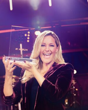 Helene Fischer Instagram - ❤️Dank euch!!!❤️#1 Album!!! Ich flipp’ aus💋
Nach so vielen unzähligen Gedanken, schlaflosen Nächten, akribischer Detailarbeit am Sound, Diskussionen und Meinungsverschiedenheiten, purer Vorfreude und innerem Bedürfnis aller Welt die neuen Songs zu zeigen, habe ich diese #1 nur eurer Treue und Neugier zu verdanken🙏🏼
Ihr macht mich damit sehr glücklich, dennoch war mir bei diesem Album am wichtigsten, mich als Künstlerin mitzuteilen - auch mal mit neuen, ungewohnten Tönen und einer Texttiefe die es mir erlaubt hat, mich so auszudrücken, wie ich es in dem Moment instinktiv gefühlt habe.
Danke, dass ihr mit mir diesen Weg geht❤️
#1Album #Wahnsinn