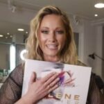 Helene Fischer Instagram - Ihr Lieben, wie ihr vielleicht wisst, fühle ich mich in der Rolle, etwas von mir zu präsentieren, bzw. anzupreisen, nicht sehr wohl, aber hierfür habe ich dann doch eine Ausnahme gemacht. DANKE für die schönen Jahre mit und durch euch!! Gerade jetzt auf Tour merke ich, wie besonders diese Verbindung ist🙏🏼 Die Wärme und Herzlichkeit ist jeden Abend zu spüren! Jeder Song bringt Erinnerungen mit sich, also auf viele weitere, die dazu kommen✨ Eure Helene