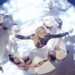 Helene Fischer Instagram - 🌊Volle Kraft voraus🌊 ist da! Das Video zum Song könnt ihr jetzt auf meinem YouTube Kanal schauen, den Link zum Song und Video findet ihr in der Bio! Übrigens: Am 16.10. - einen Tag nach Veröffentlichung von „Rausch“ - zeigt das ZDF eine 60-minütige Reise durch das neue Album! Es ist ein ganz besonderes Showkonzept mit wunderschönen Inszenierungen und persönlichen Momenten geworden. Das solltet ihr nicht verpassen :) Als ersten Vorgeschmack auf die Show gibt es diesen Song „Volle Kraft voraus“ schon jetzt für euch! Habt einen wundervollen Tag! 💋