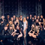 Helene Fischer Instagram - Hallo ihr Lieben, die Aufzeichnungen für meine Show sind im Kasten, hach war das intensiv und schön! Ich war so emotional an diesen Tagen…einfach unvergesslich🌟 Ein riesengroßes Dankeschön geht an meine wundervollen Tänzer, die ihr hier auf dem Bild seht. Ihr habt diese Show zu etwas ganz Besonderem gemacht - ich liebe die Energie, die euch umgibt🤍 Ein besonderes Danke auch an das großartige Team vor und hinter der Kamera. Eure Professionalität, Hingabe und Kreativität haben diese Show erst möglich gemacht! Insbesondere meine Creative Director @calekalay und @sarahhammerschmidt , die die gesamte Show choreografiert haben. Eure Liebe zum Detail ist unvergleichlich - ihr wart sensationell und ist mit nichts zu vergleichen!🙏🏼 Und vielen Dank an EUCH alle, die ihr live dabei wart! Alles macht erst Sinn, wenn ihr da seid! An diejenigen, die es verpasst haben: Freut euch auf den 25.12., denn da gibt es meine Show um 20:15 Uhr im ZDF, ORF und SRF! 🎉 Ich hoffe, ihr habt eine magische Weihnachtszeit! 🌲 Bis bald! Eure Helene ❤️ 📸: @dennis_dirksen