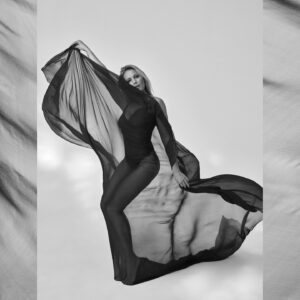 Helene Fischer Instagram - Nur noch 3 Wochen bis mein Album „Rausch“ endlich den Weg zu euch findet 🧨

Morgen erscheint ein weiterer Song daraus: Volle Kraft voraus! 
Es geht um die Zuversicht mit Mut und Entschlossenheit nach vorne zu schauen, Veränderungen hinzunehmen und sie als Chance zu sehen. Mit Dankbarkeit das Alte loszulassen, ist ein wichtiger Teil davon. 

Ich hoffe sehr, euch mit diesem Lied Hoffnung zu schenken, dass wir den Wandel des Lebens nicht aufhalten können und nur das Vertrauen darin wiederentdecken können, dass Fügungen uns nunmal vorbestimmt sind. 

Habt Mut, es liegt noch so viel vor euch, vor dir! 

Eure Helene

PS: Das Video feiert morgen um 12 Uhr Premiere!