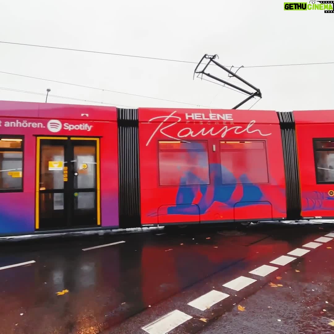 Helene Fischer Instagram - Mit der #Rausch Tram geht es in dem ganzen Weihnachtstrubel Stau-frei durch Berlin! Nicht nur mit Helenes neuer Single geht es damit von „Null auf 100“ in Richtung Weihnachten. Ist die Tram vielleicht auch schon an euch vorbeigerauscht? Euer Team Helene