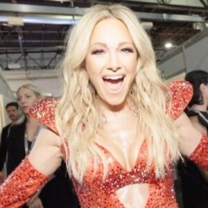 Helene Fischer Instagram - Ihr Lieben,

Die letzte „Wetten, dass...?! Sendung mit Thomas Gottschalk. Ein Abend, der mir wahrhaft in Erinnerung bleiben wird❤️
Vielen Dank, dass ihr dabei wart. Ich bin  überwältigt davon, wie fleißig ihr die neue Version von „Atemlos“ mit @shirindavid streamt! 👯‍♀️

Wir sind bereits intensiv am Proben für die Helene Fischer Show! 

Ich freue mich euch zu sehen!

Vielleicht gibt es die Tage ja einen kleinen Einblick hinter die Kulissen der Show..

Bleibt gespannt!

Eure Helene