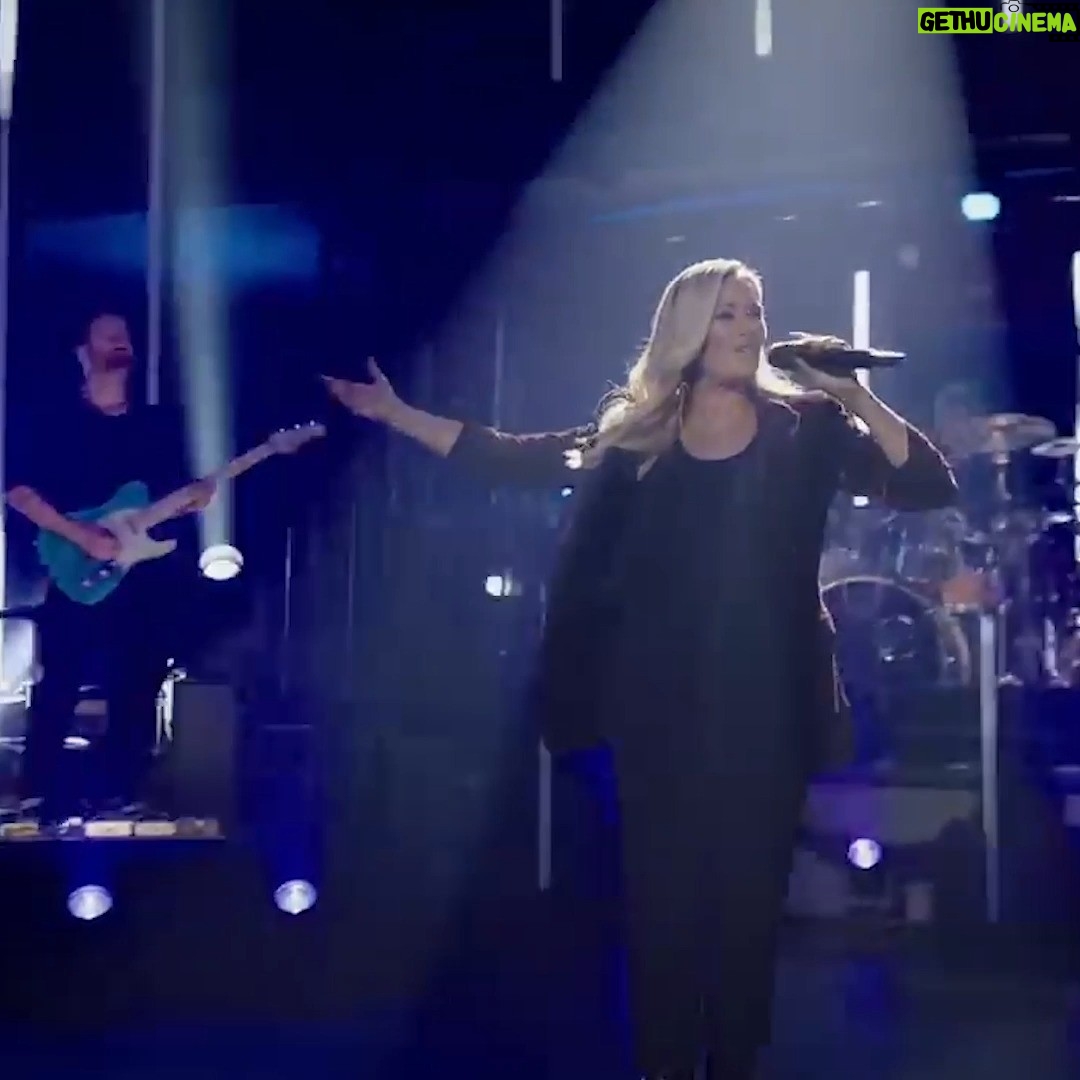 Helene Fischer Instagram - Wer „Ein Abend im Rausch“ verpasst hat, bekommt heute um 22:45 Uhr auf ProSieben, erneut die Chance in meine neuen Songs zu hören -live- und einer netten Talkrunde mit @stevengaetjen und mir zu lauschen. Ich hatte auf jeden Fall ne Menge Spaß und das hat man, denke ich, auch gesehen! #nullaufhundert #einabendimrausch