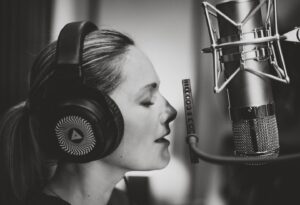 Helene Fischer Instagram - Final Countdown! 
Einen lieben Gruß an euch aus dem Studio!!!

Hier ist auch Vamos a Marte entstanden und ich möchte heute mal von Herzen Danke sagen, für euren Zuspruch und eure Begeisterung was den Song betrifft. Ich hoffe, ihr habt alle schon euren Vamos-Moment mit der Nummer erlebt 🙌🏼

In den letzten Wochen war ich hier so in meinem Tunnel und arbeite jetzt täglich an der Fertigstellung meines Albums. Ihr könnt euch nicht vorstellen, wie sehr es mich erfüllt hat, das Musik wieder so im Fokus stand und ich mir hier die Seele aus dem Leib singen konnte. Es hat so unfassbar gut getan.

Ihr dürft euch wirklich auf was Schönes freuen! 

🧡