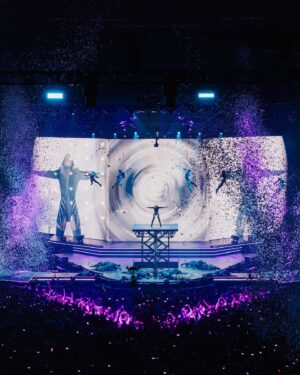 Helene Fischer Instagram - Was soll ich sagen…
Die Erinnerungen des letzten Jahres sind immer noch so präsent und ich werde wohl noch das ganze Jahr davon zehren, denn diese intensive Zeit mit euch hat schon jetzt einen ganz besonderen Platz in meinem Herzen. 
Ich könnte heulen, während ich das hier schreibe…
Ich hoffe, ihr könnt sehen und spüren wieviel Passion und Liebe hinter dieser Show steckt. 
Alles was ich liebe und mich ausmacht, ist für immer festgehalten! 

An die vielen Fans, die die Show gesehen haben und mein wundervolles Team:

Dieses Werk hier ist mein Dank an euch! Das war UNSERE Show🤍 
RAUSCH - Live 2023

Habt ALLE viel Spaß damit💥

📸: @sandraludewigofficial