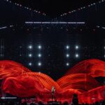 Helene Fischer Instagram – Was soll ich sagen…
Die Erinnerungen des letzten Jahres sind immer noch so präsent und ich werde wohl noch das ganze Jahr davon zehren, denn diese intensive Zeit mit euch hat schon jetzt einen ganz besonderen Platz in meinem Herzen.
Ich könnte heulen, während ich das hier schreibe…
Ich hoffe, ihr könnt sehen und spüren wieviel Passion und Liebe hinter dieser Show steckt.
Alles was ich liebe und mich ausmacht, ist für immer festgehalten!
An die vielen Fans, die die Show gesehen haben und mein wundervolles Team:
Dieses Werk hier ist mein Dank an euch! Das war UNSERE Show🤍
RAUSCH – Live 2023
Habt ALLE viel Spaß damit💥
📸: @sandraludewigofficial