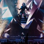 Helene Fischer Instagram – Was soll ich sagen…
Die Erinnerungen des letzten Jahres sind immer noch so präsent und ich werde wohl noch das ganze Jahr davon zehren, denn diese intensive Zeit mit euch hat schon jetzt einen ganz besonderen Platz in meinem Herzen.
Ich könnte heulen, während ich das hier schreibe…
Ich hoffe, ihr könnt sehen und spüren wieviel Passion und Liebe hinter dieser Show steckt.
Alles was ich liebe und mich ausmacht, ist für immer festgehalten!
An die vielen Fans, die die Show gesehen haben und mein wundervolles Team:
Dieses Werk hier ist mein Dank an euch! Das war UNSERE Show🤍
RAUSCH – Live 2023
Habt ALLE viel Spaß damit💥
📸: @sandraludewigofficial