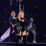 Helene Fischer Instagram – Was soll ich sagen…
Die Erinnerungen des letzten Jahres sind immer noch so präsent und ich werde wohl noch das ganze Jahr davon zehren, denn diese intensive Zeit mit euch hat schon jetzt einen ganz besonderen Platz in meinem Herzen.
Ich könnte heulen, während ich das hier schreibe…
Ich hoffe, ihr könnt sehen und spüren wieviel Passion und Liebe hinter dieser Show steckt.
Alles was ich liebe und mich ausmacht, ist für immer festgehalten!
An die vielen Fans, die die Show gesehen haben und mein wundervolles Team:
Dieses Werk hier ist mein Dank an euch! Das war UNSERE Show🤍
RAUSCH – Live 2023
Habt ALLE viel Spaß damit💥
📸: @sandraludewigofficial