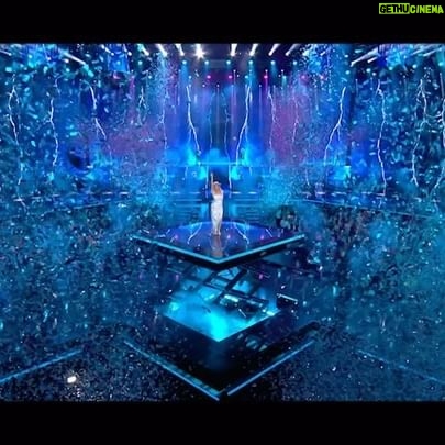Helene Fischer Instagram - Meine Lieben, ICH DANKE EUCH!!! Was für ein bewegender Abend für mich am 1. Weihnachtstag🌟 Schön, dass so viele zugesehen haben und wir euch damit euren Weihnachtsabend versüßen konnten. Danke nochmal an alle die dabei waren und diesen Abend so glanzvoll gemacht haben✨