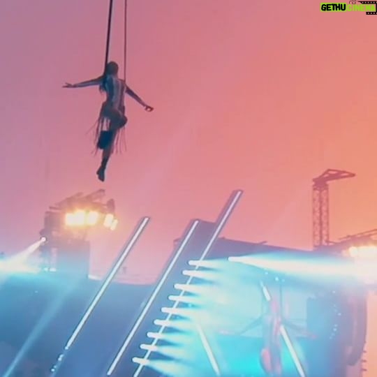 Helene Fischer Instagram - Das weckt Erinnerungen oder ihr Lieben? 🙌🏼 Hier ein kleiner Vorgeschmack auf morgen, dann ist es endlich soweit: RAUSCH (LIVE) wird veröffentlicht! Mehr dazu: www.helene-fischer.de. Für alle, die dabei waren: schön im Trockenen alles noch mal, diesmal aber hautnah erleben! Das wird ein Fest. 😜 Ich freu‘ mich auch schon wie verrückt drauf!!!