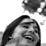 Helin Kandemir Instagram – Zorba yasaklarını çekemem bu dünyanın🤍 
10 Mayıs 2022,ofise giriyorum ve ürettikleri hikayeye inanılmaz inanan parıl parıl gözlerle karşılaşıyorum 🌸
Teknik ekibimiz ve hikayenin parçası olan bütün oyuncu arkadaşlarım.. Her birinizin yıldızını, burdan avuçlarımın içi yanana kadar alkışlayacağım,çok yakın..Sizinle gurur duyuyorum ♥️

Ve Burak,canım Burak 
20 hafta boyunca bana bir an bile güvensiz hissettirmeyen oyun alanını ve konforlu partnerliğini benimle paylaştığın için, Yeteneğine,çalışkanlığına,dostluğuna ve bizi bir araya getiren hayata sonsuz teşekkür ederim.

Hayatın seni kapattığı dört duvardan dirseklerinle geri kalktığın,ve Helin’in aksine;kendine “hata yapma”özgürlüğü verdiğin için seninle tam bu yüzden çok gurur duyuyorum Leyla Ertener. Çünkü ikimizde sadece 18 yaşındayız ve bunu arada hatırlayalım olur mu 🌅
Seni,seni “gerçekten” çok seven dostlarına ve aşka emanet ediyorum.❤️‍🩹
 
Hoşçakal Duy beni,varlığına bin teşekkür ederim..🌸 @diziduybeni