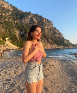 Helin Kandemir Instagram - Teşekkür ediyordum 🌝💕🍯✨🌿🌸